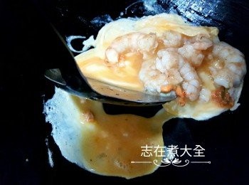 step4: 大火燒熱鑊至冒煙後加油，熄火，加入蛋液及蝦仁， 將炒熟的蛋輕輕鏟起將未炒熟蛋液流到鑊中繼續炒（不用反蛋），如此類推，炒數十秒至8成熟盛起，加上蔥花即可享用