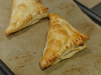 step5: 放在烘焙紙上，放入已預熱180度焗爐，焗約10至15分鐘，至表面金黃色即成！