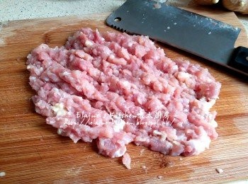 step1: <a href="https://bit.ly/2ZxapeY" target="_blank" data-keyword="雞扒" class="guide-link"><strong>雞扒</strong></a> <span style="display:inline-block;vertical-align:middle;margin-top:-3px;color:initial;border-radius:3px;padding:2px 3px;font-size:12px;line-height:14px;background:#87d300;color:#fff;">即買</span> 洗淨去皮切條再切粒後剁碎