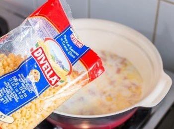 step6: 加入Divella 通心粉拌勻，先煮 2 分鐘，間中攪拌。