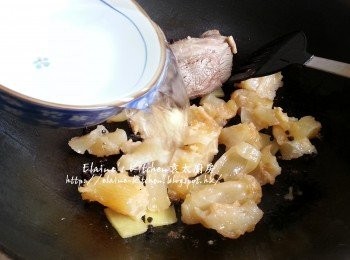 step6: 加入牛展(原條) , 牛筋 , 贊少許酒炒香 , 加入5碗份量水