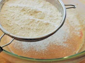 step4: 加入過篩兩次的麵粉、泡打粉及鹽，攪拌均勻即可，勿過度攪拌