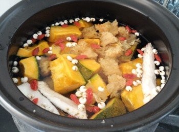 step6: 把所有<span class="group_1">食材</span>放進湯煲, 加水大火煲滾, 轉最小火煲 2 小時即可