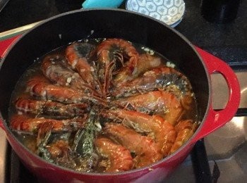 step4: 較至小火，將蝦圍圈鋪好，加入蔥花加蓋，中小火煮3-4分鐘。