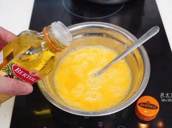 step7: 小貼士：
***********
蛋液可放入1茶匙橄欖油令炒出來的蛋更香滑！