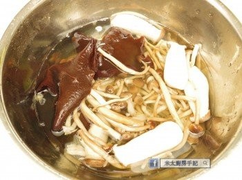 step2: 把所有材料撈起隔去水分，全部放入冰水中冷卻。