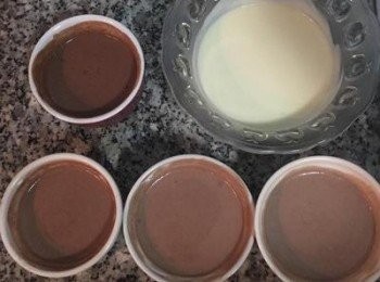 step22: 在4個容器中放入慕絲的混合液, #1. 1 茶匙的碗裡放50g ; #2.1/2茶匙的碗裡放70g; #3.1/3茶匙的碗裡放80g; #4.1/4茶匙的碗裡放100g ; 剩下的就等一下直接倒到模具中.