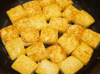 step3: 將雞蛋豆腐下鍋煎至表面金黃後起鍋備用。