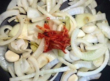 step7: 蒜頭微微上色時，放入韓式泡菜，拌炒。