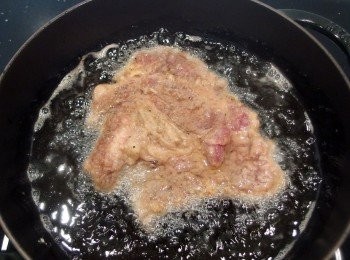 step7: 油溫達到170度c 時,將肉片下鍋。