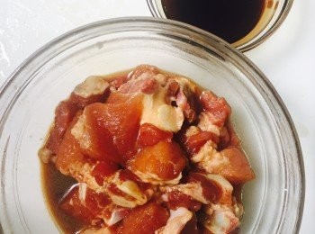 step2: 腩排用<span class="group_2">醃料</span>（除生粉外）拌勻，先醃十分鐘。加入生粉拌勻再醃十分鐘。<span class="group_3">醬汁</span>拌勻備用。