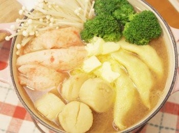 step4: 上頭的奶油添加氣味~~原本的湯底味道就很不錯了，加上了干貝下去煮更是鮮甜好喝^^b