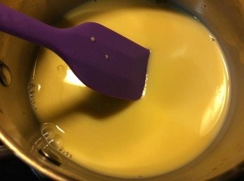 step4: 將鮮奶、淡忌廉、糖、蛋黃放入鍋內攪勻，以小火煮至微稠成蛋漿，之後倒起放涼備用