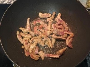 step2: 起油鍋炒肉絲到幾乎全熟。