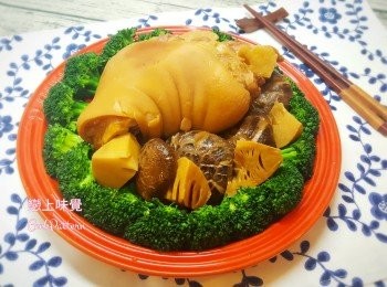 step6: 將咸豬手再煮至沸，轉中小火，炆半小時，關火焗1小時，進食時加熱即可。