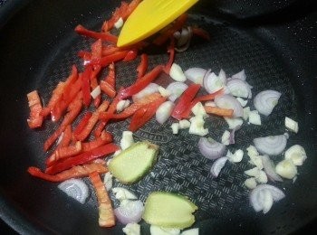 step10: 用1湯匙油起油鑊,先爆香蒜頭.薑片.蔥頭及長紅椒