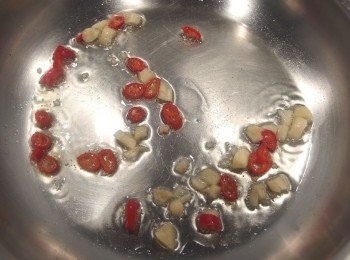 step3: 加入油熱鍋後,爆香蒜頭及辣椒。