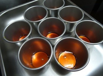 step4: 襯熱平均地倒入模中
(模子要買較高身的, 因到扣下會下塌小許, 所以用高身的較美觀)

**倒入焦糖後杯子超熱， 要小心呀。