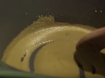 step3: 平底深鍋下油，下青咖哩醬包，中火炒約1分鐘。