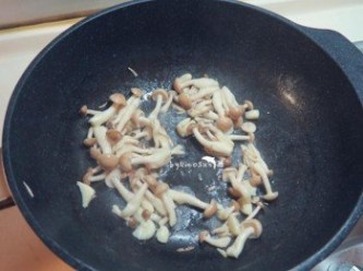 step2: 起油鍋加兩大匙橄欖油.爆香大蒜.菇菇下鍋拌炒