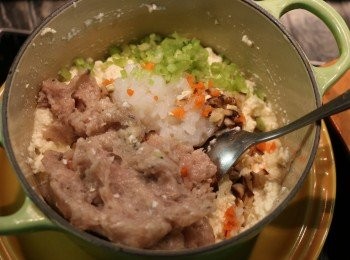 step3: 然後加入切好的香菇粒、紅蘿蔔粒、芫茜粒、墨魚膠和鯪魚膠混合均勻。