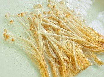 step5: 再將滿天星菇滾水川燙約2分鐘起鍋切碎