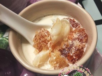 step3: 預備燉東西器皿，把所有材料放入器皿內蓋上蓋子，滾水起計隔水燉三十分鐘