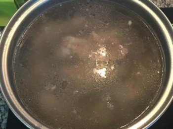 step1: 大骨洗淨後用冷水小火煮出血渣後，用水再次洗淨，加入蓋過大骨的水及對切的荸薺用大火煮滾後轉小火熬煮30分鐘。