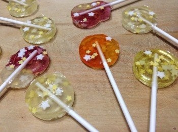 step3: 想糖果層次豐富些可再次襯糖漿冷卻變硬前灑上星星及雪花糖仔