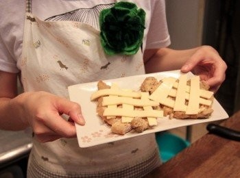 step2: 里肌肉鋪上芝思樂起司片，灑上一點香料