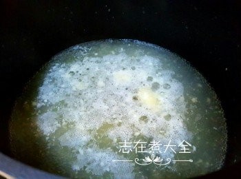 step3: 熱鍋炒香生蒜蓉後，加入所有調味，水及湯煮滾