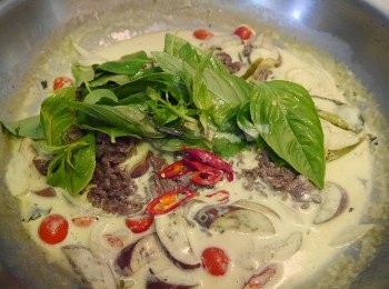 step6: *最後加上牛肉，辣椒絲以及九層塔拌炒均勻。