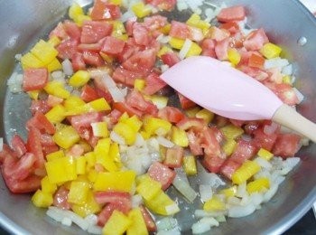 step2: 洋蔥香氣出來後倒入紅黃椒碎塊及番茄碎塊一起拌炒!!