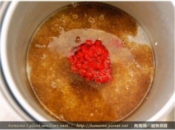 step4: 放入姐妹紅潤釀，與白米及黑木耳養生露拌和在一起。