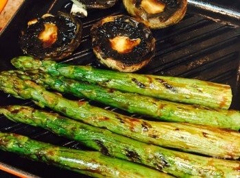 step4: 翻轉蔬菜烤另一面，並用掃在蔬菜表面掃上燒烤汁。烤1至2分鐘讓另一面呈燒烤紋後，再一次翻轉蔬菜，這面同樣掃上燒烤汁，每面各燒約1分鐘即成。