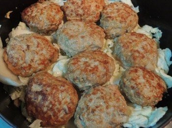 step4: 肉丸子以半煎炸的方式將二面煎上色即可取出備用