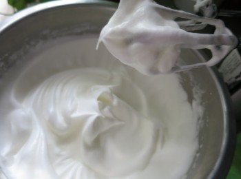 step11: 蛋白不要打太耐,否則蛋白會變回水份,打至企身反轉盤蛋白亦不會流出即可