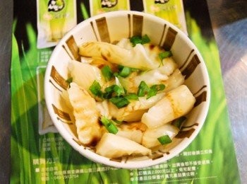 step3: 淋上調味後的醬汁後，撒上些許青蔥點綴增味，即是一道可口的料理了。