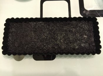 step4: Oreo 壓碎成幼粉加入牛油，然後放在焗盤內推開輕壓實，放入雪櫃雪10分鐘。