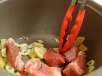 step5: 熱鍋落油, 爆香蒜片及薑片後落肉