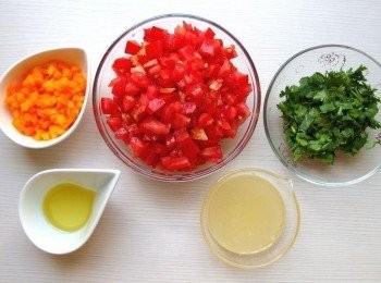 step3: 將牛番茄切小丁,大蒜,香菜及洋蔥切細碎備用。