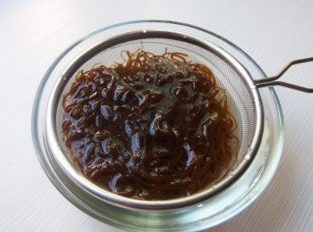 step2: 使用濾網先將「沖繩水雲」浸泡5分鐘，瀝乾再沖水1分鐘後取出備用。