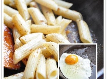 step4: 最後再將斜管通心義大利麵加上少許的磨菇醬料下鍋拌炒，再煎個荷包蛋就大功告成囉!