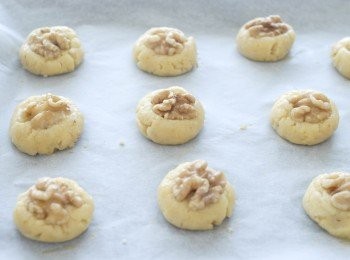 step3: 將麵糰分成小份，搓圓，在上面加上核桃。放在焗盤上，塗上蛋液，放入已預熱180度C焗爐，焗約20分鐘至金黃色即成！