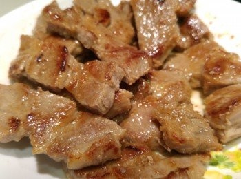 step5: 將豬扒剪細件。(如用刀叉可原件上碟)