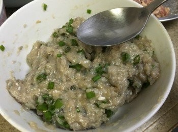 step3: 匙上沾滿油, 鯪魚肉就不易黏實