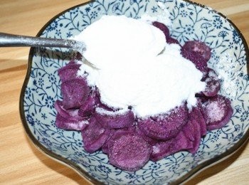 step3: 紫薯加熱好后取出，加入2勺椰子粉，再碾成泥。