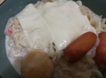 step2: 煲一鍋水，水滾後，下泡麵，泡麵一散開就關火，盛起泡麵，然後把水倒掉(這些水是不要的。)因為泡麵會煮兩次，所以第一次煮的時候，不用煮太久，否則泡麵會過於軟爛。