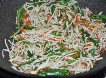 step5: 不斷的拌炒讓豆酥均勻分布