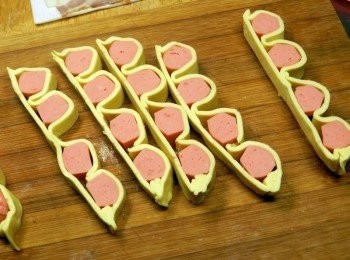 step7: 取出小熱狗後，約隔一公分切片，然後在<span class="group_3">培根捲</span>與熱狗條上塗上蛋液，入烤箱180度烤10分鐘